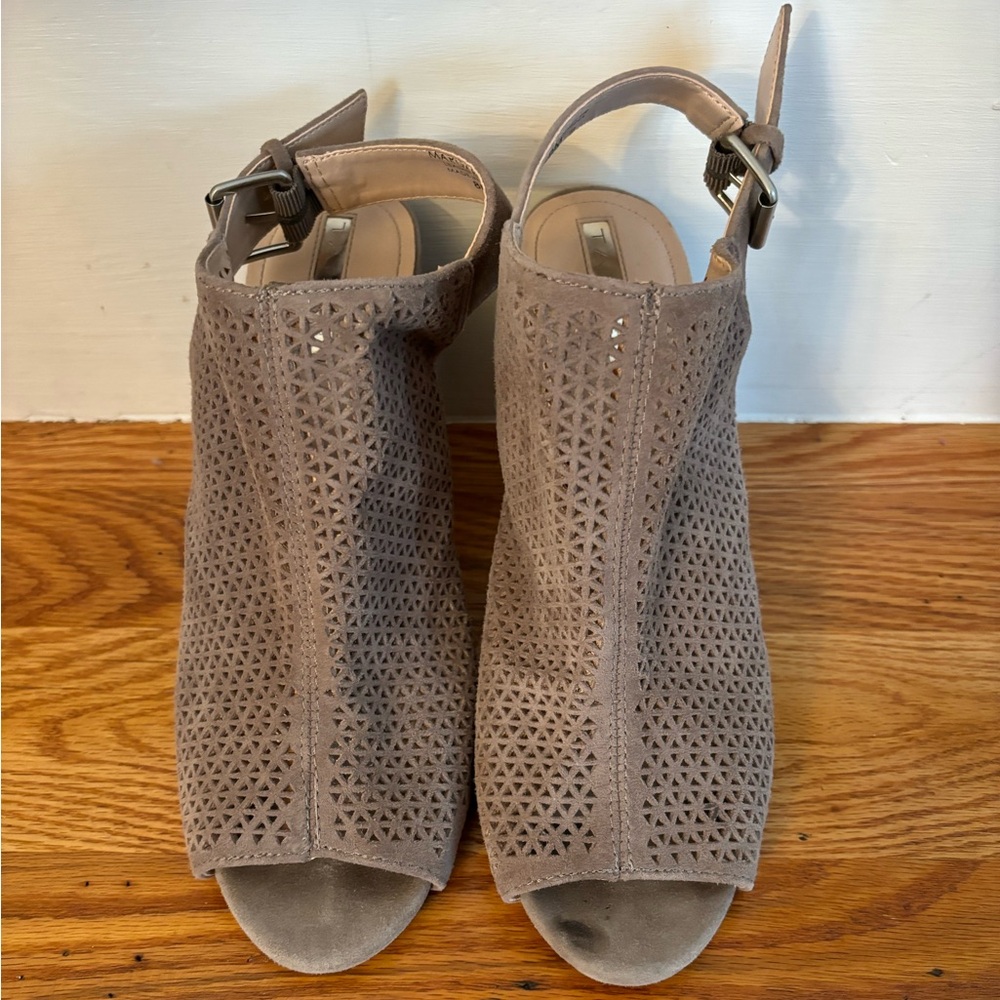 Beige sling back peep toe heels. Size 8. Gently worn. 4 inch heel